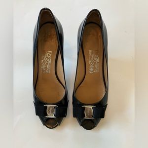 Salvatore Ferragamo patent leather embossed pumps. Steel color Size 7 - Peep toe